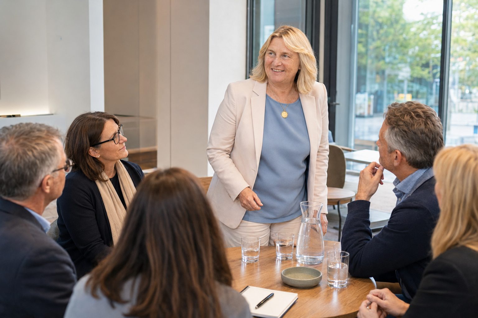 Teilnehmer:innen des Anahata Business Circle im Gespräch an einem runden Tisch