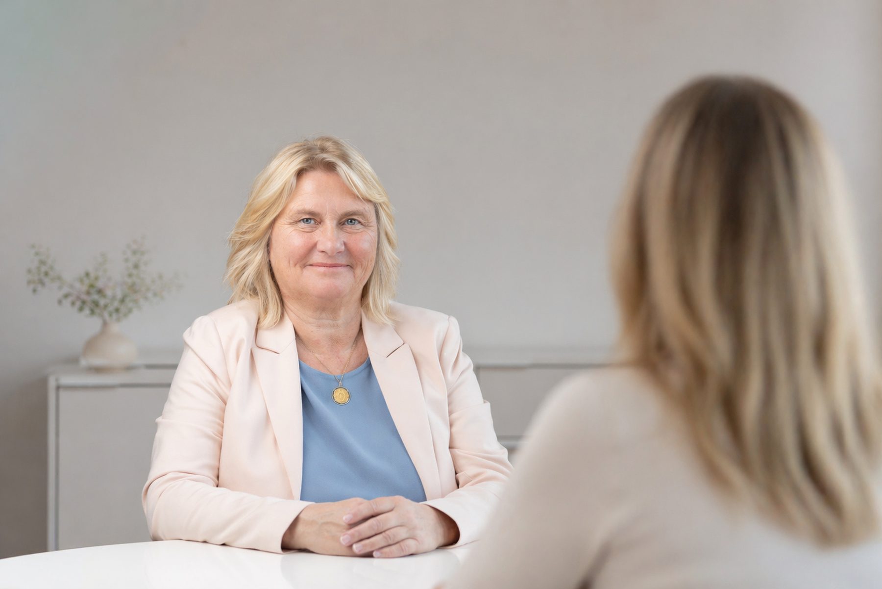 Mag. Gerlinde Pramer im persönlichen Coaching-Gespräch